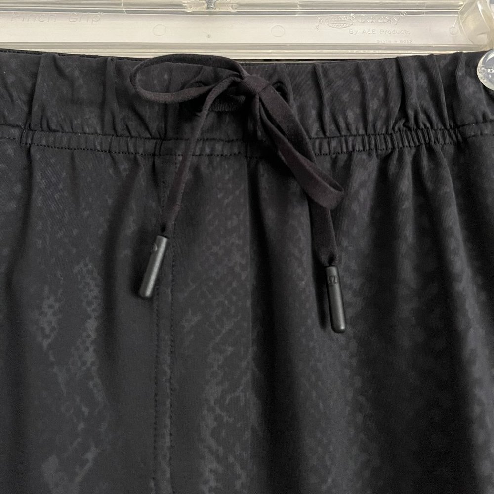 Lululemon Jet Crop *Full-On Luon Desert Snake Deep Coal Black fit size 10 rare - Picture 3 of 9